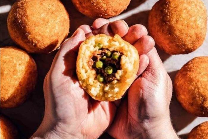 La Guida 100 Migliori Street Food di Sicilia 2026 arriva su Amazon, Feltrinelli e Mondadori 2 Arancino doppio strato umbriaco