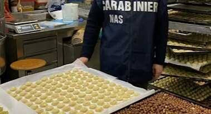 Muffa e insetti, sospesa pasticceria a Catania 2 Muffa controlli NAS pasticceria