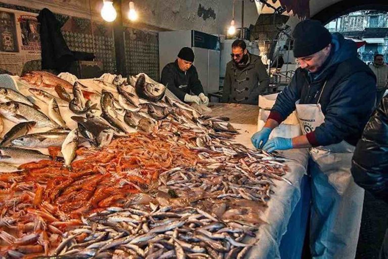 Blitz antidegrado alla Pescheria di Catania: ripulita via Dusmet Pescheria di Catania